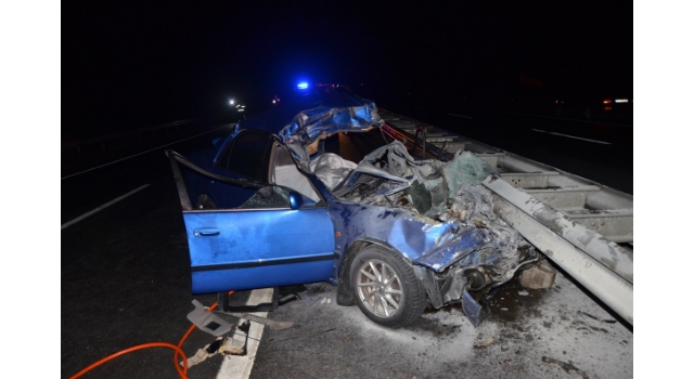 Kamyona ve Bariyerlere Çarpan Otomobil Sürücüsü Hayatını Kaybetti