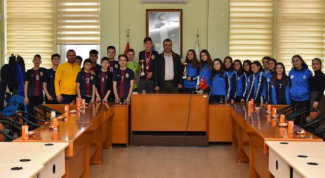 Malkara Atatürk Ortaokulu Hentbol Takımı Sporcularından Başkan Yurdakul'a Teşekkür Ziyareti
