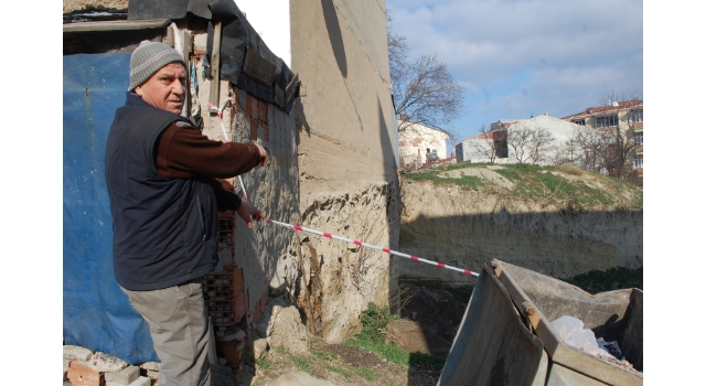 Malkara'da inşaat kazısı bina sakinlerini korkutuyor