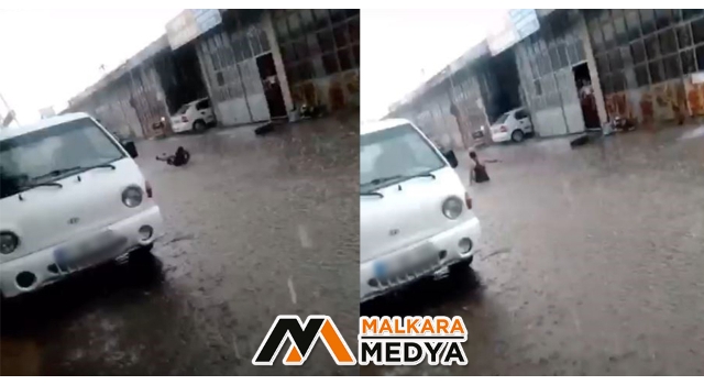 Malkara'da göle dönen yolda yüzerek eğlendi