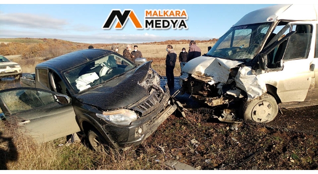 Malkara’da minibüsle kamyonet çarpıştı: 4 yaralı