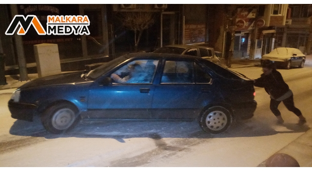 Malkara'da karla kaplı yollar buz tuttu: Araçlar yokuşu çıkamayınca mahsur kalanlar evine yaya gitti