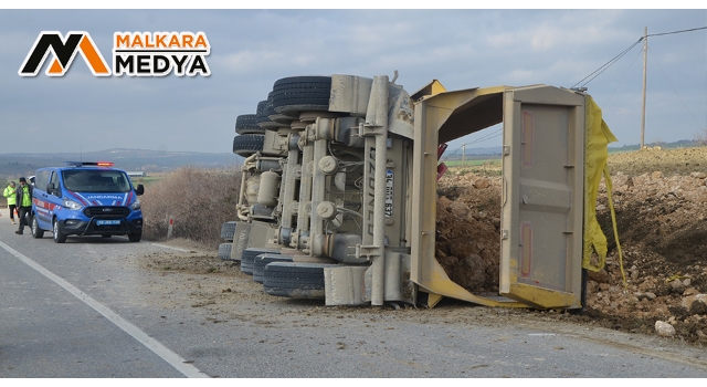 Malkara'da virajı alamayan çakıl yüklü kamyon devrildi: 1 yaralı