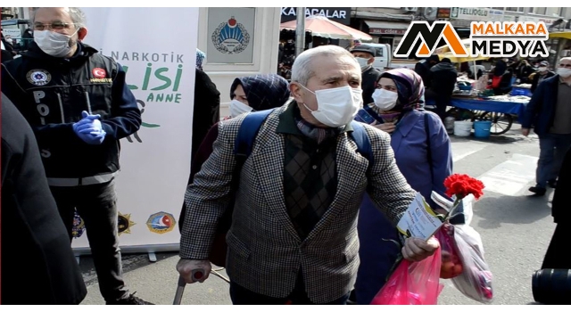 Kadınlar gününde sıraya giren yaşlı delikanlılar gülümsetti