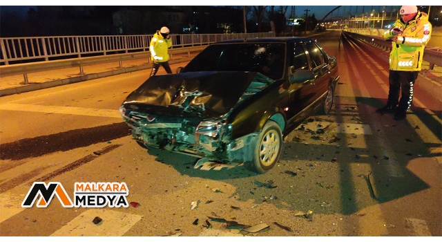 Malkara'da kırmızı ışıkta bekleyen otomobile çarptı: 2 yaralı