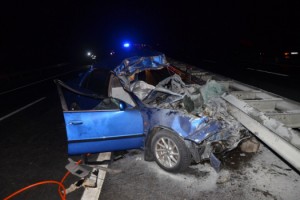 Kamyona ve Bariyerlere Çarpan Otomobil Sürücüsü Hayatını Kaybetti