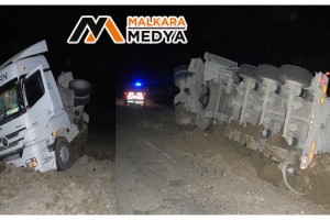 Malkara'da 1915 Çanakkale Köprüsü’ne çimento taşıyan kamyon devrildi