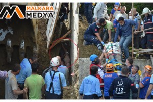 Toprak altında kalan 2 işçi kurtarıldı