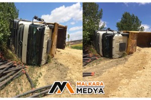 Malkara'da kum yüklü kamyon devrildi