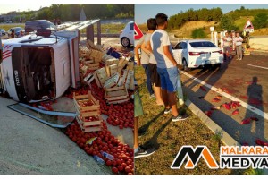 Malkara'da domates yüklü kamyonetin devrilme anı kamerada