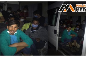 Emekli komiserin sürdüğü araçta 16 düzensiz göçmen yakalandı