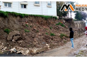 Malkara’da 5 katlı apartmanın istinat duvarı yola yıkıldı