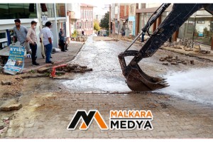 Malkara'da patlayan borudan fışkıran su yolları göle çevirdi