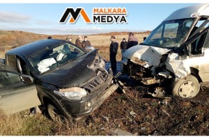 Malkara’da minibüsle kamyonet çarpıştı: 4 yaralı