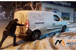 Malkara'da kar 10 santimetreyi aştı: Araçlar yolda kaldı, iterek kurtarmaya çalıştılar