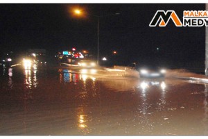Malkara'da yollar göle döndü, otomobil suya gömüldü