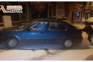 Malkara'da karla kaplı yollar buz tuttu: Araçlar yokuşu çıkamayınca mahsur kalanlar evine yaya gitti