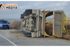 Malkara'da virajı alamayan çakıl yüklü kamyon devrildi: 1 yaralı