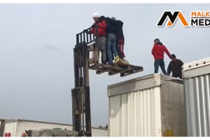 Avrupa'ya kaçmak için dorsede sabahlayan göçmenler forkliftle böyle çıkarıldı