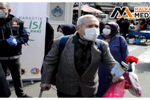 Kadınlar gününde sıraya giren yaşlı delikanlılar gülümsetti