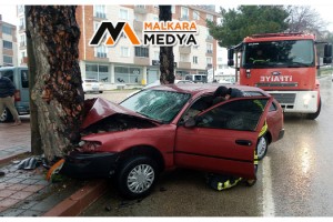Malkara'da virajı alamayan otomobilin ağaca çarptığı feci kaza kamerada