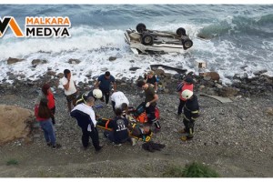 5 kişinin bulunduğu araç denize uçtu