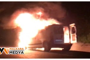 Cayır cayır yanan aracını gözyaşlarıyla izledi