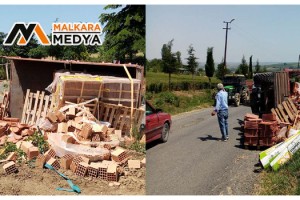 tMalkara'da tuğla yüklü römork tarlaya devrildi