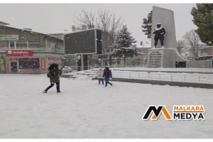 İstanbul’da beklenen kar fırtınası Tekirdağ’ın bazı ilçelerini vurdu: Lapa lapa kar yağıyor