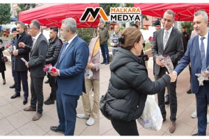 Kaymakam Yüksel ve Başkan Yurdakul, Malkaralı Kadınlara Karanfil Dağıttı