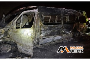 Malkara'da seyir halindeki minibüs alev alev yandı