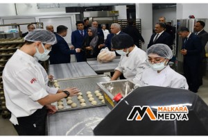 Vali Aziz Yıldırım ve Eşi Güllühan Yıldırım Ekmek Üretip Deprem Bölgesine Gönderen Liseyi Ziyaret Etti